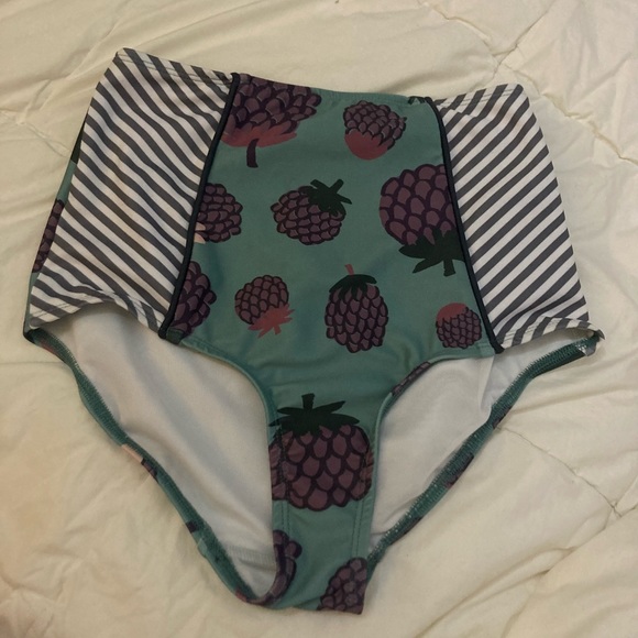 *NWOT* Nettles Tale bikini set - Picture 5 of 8